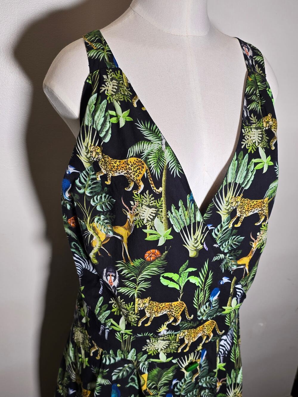 Vibrant Jungle Print V-Neck Dress - Black/Green